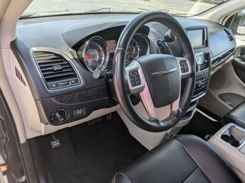Used 2015 Chrysler Town & Country Touring-L w/ Driver Convenience Group FWD image 10
