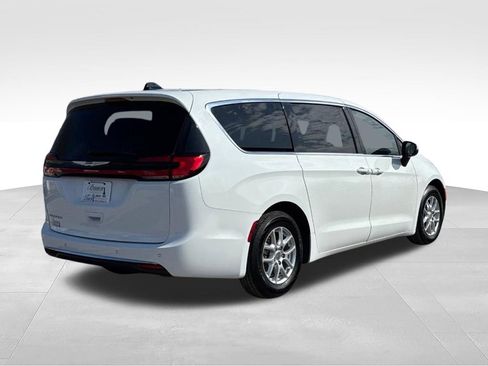 Used 2023 Chrysler Pacifica Touring-L FWD image 13