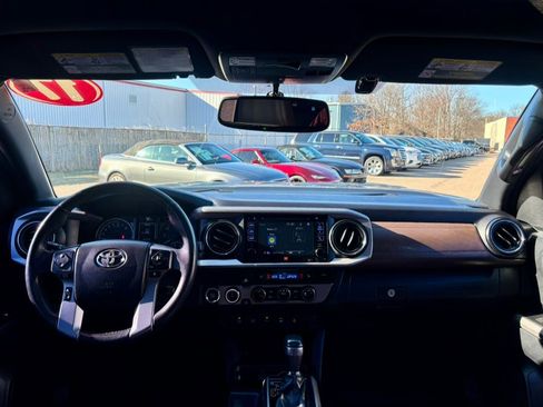 Used 2017 Toyota Tacoma Limited image 12