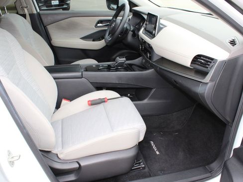 Used 2023 Nissan Rogue SV image 16