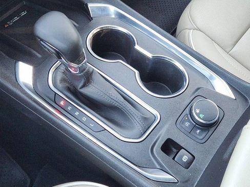 Used 2023 Chevrolet Traverse Premier image 23