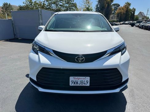 Used 2026 Toyota Sienna LE FWD image 6