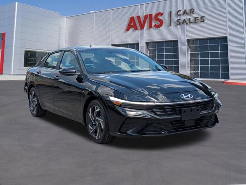 Used 2025 Hyundai Elantra SEL FWD image 3