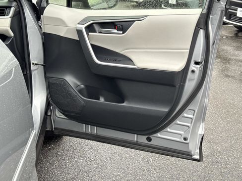 Used 2023 Toyota RAV4 XLE Premium image 14