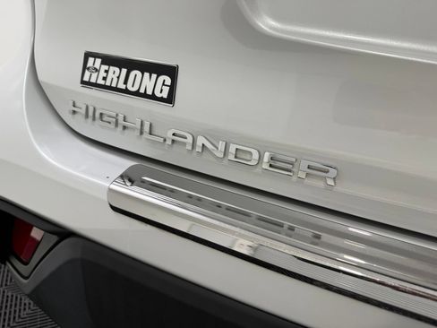 Used 2022 Toyota Highlander XLE FWD image 13