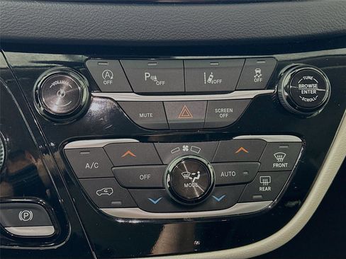 Used 2023 Chrysler Pacifica Touring-L FWD image 9