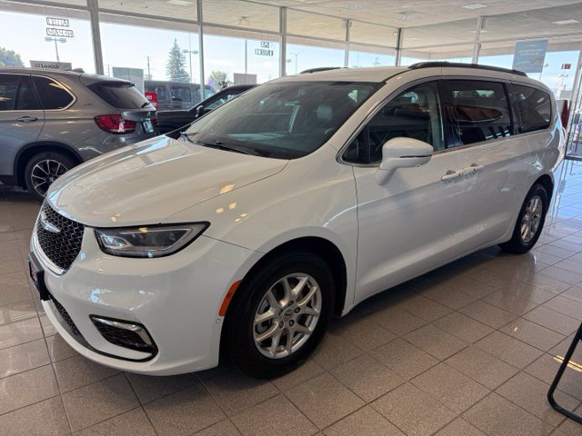 Used 2022 Chrysler Pacifica Touring-L w/ Uconnect Theater Family Group FWD image 7