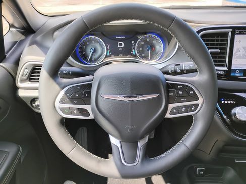 Used 2025 Chrysler Pacifica Select FWD image 20