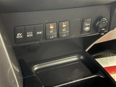 Used 2018 Toyota RAV4 Limited image 33