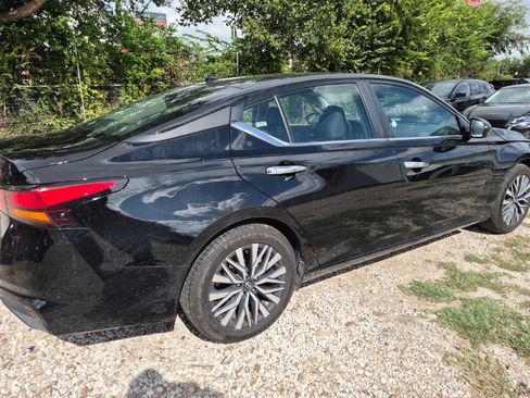 Used 2025 Nissan Altima 2.5 SV FWD image 3