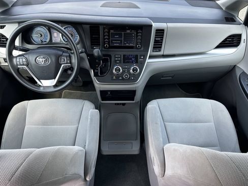 Used 2020 Toyota Sienna L FWD image 16