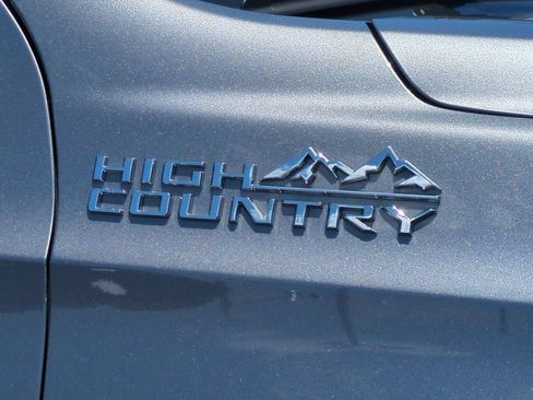 Used 2022 Chevrolet Suburban High Country AWD/4WD image 13