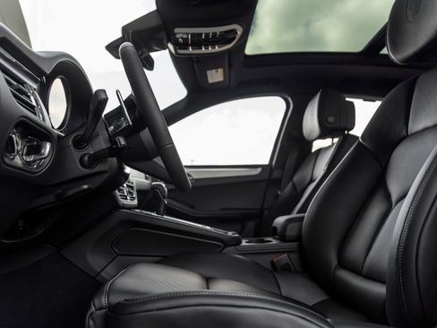 Certified 2026 Porsche Macan AWD/4WD image 23