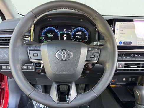 Used 2025 Toyota Camry XLE FWD image 15