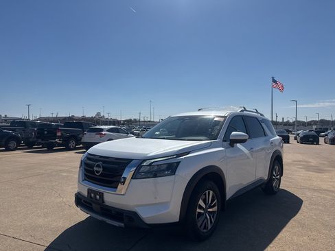 Certified 2025 Nissan Pathfinder SL image 8