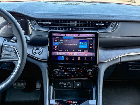 Used 2024 Jeep Grand Cherokee Limited w/ Luxury Tech Group II image 12