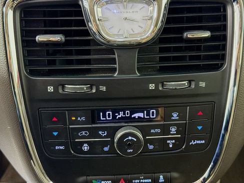 Used 2016 Chrysler Town & Country Touring w/ Driver Convenience Group FWD image 18