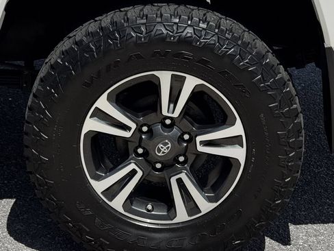 Used 2019 Toyota Tacoma TRD Sport w/ Technology Package AWD/4WD image 12