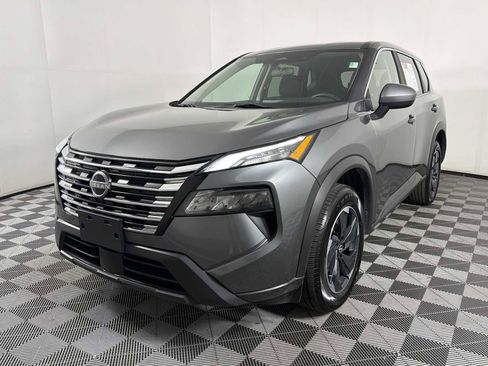 Used 2024 Nissan Rogue SV image 3