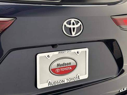 Used 2025 Toyota Highlander XLE AWD/4WD image 8