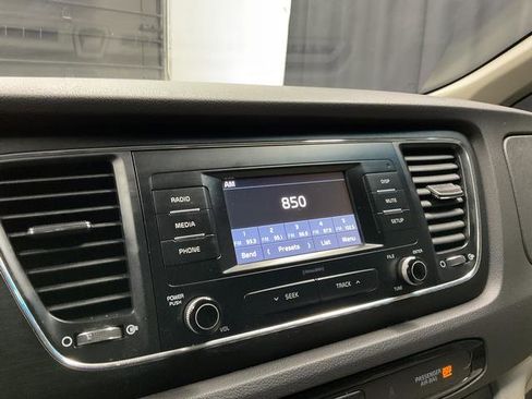 Used 2017 Kia Sedona L FWD image 17