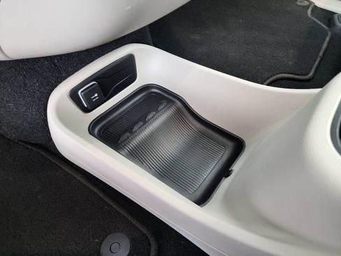 Used 2024 Chrysler Pacifica Touring-L FWD image 31