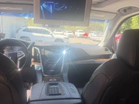 Used 2017 Cadillac Escalade Luxury RWD image 16