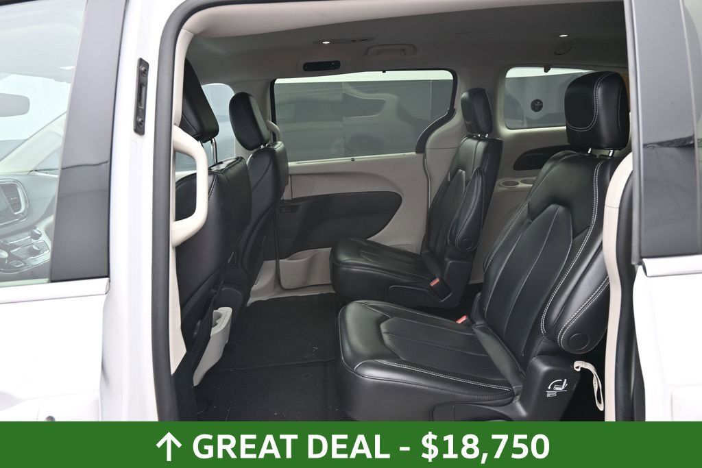 Used 2023 Chrysler Pacifica Touring-L FWD image 18