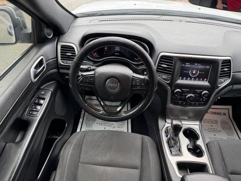 Used 2019 Jeep Grand Cherokee Laredo RWD image 43