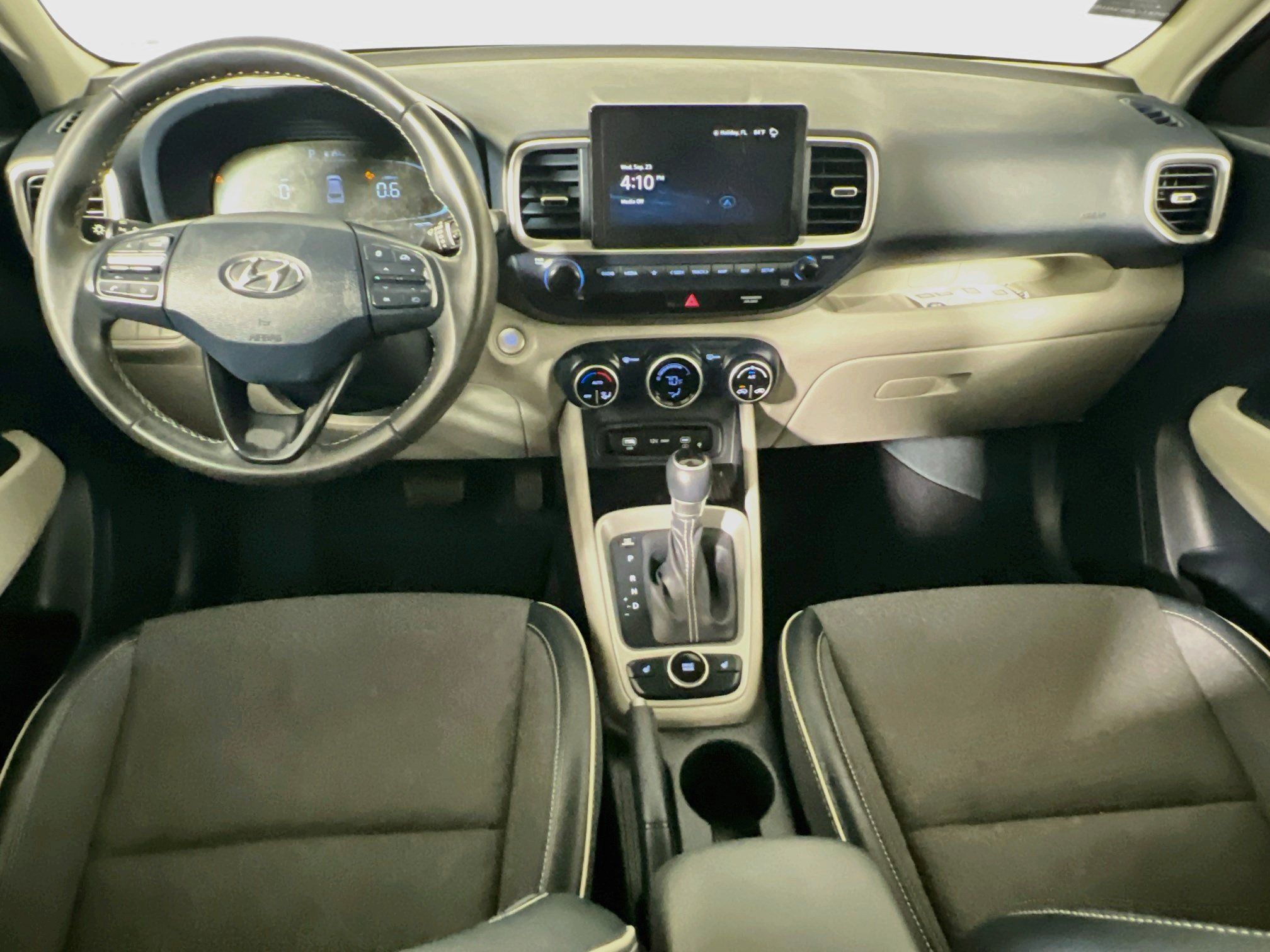 Used 2024 Hyundai Venue Limited FWD image 28