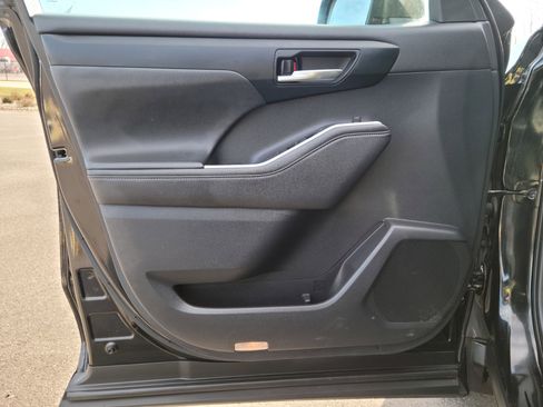 Used 2021 Toyota Highlander XLE image 8