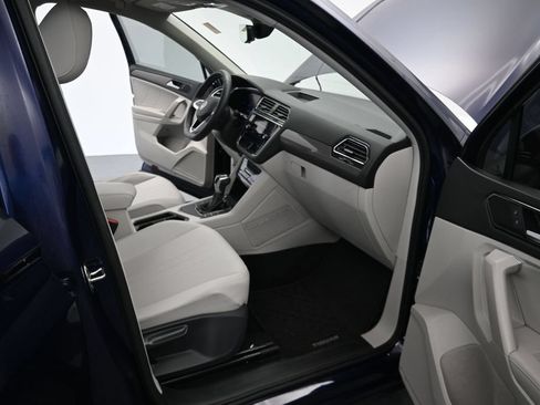 Used 2023 Volkswagen Tiguan SE w/ Panoramic Sunroof Package FWD image 18