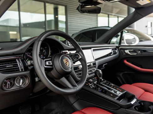 Certified 2025 Porsche Macan image 4