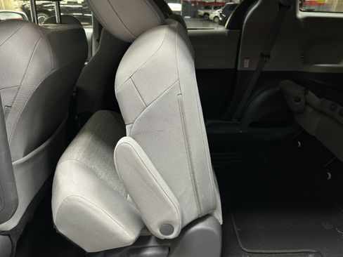 Used 2021 Toyota Sienna LE FWD image 7