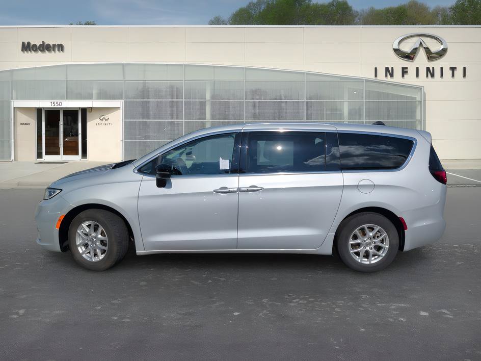 Used 2024 Chrysler Pacifica Touring-L FWD image 6