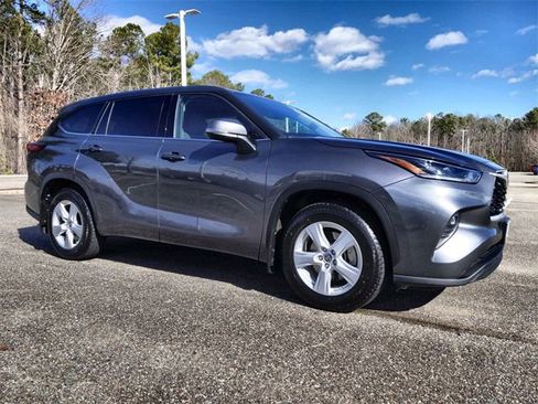 Used 2021 Toyota Highlander LE image 2