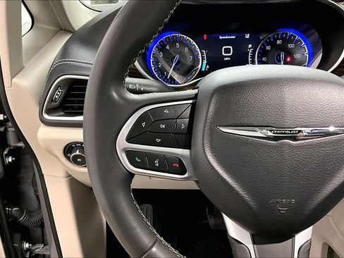 Used 2023 Chrysler Pacifica Limited FWD image 11