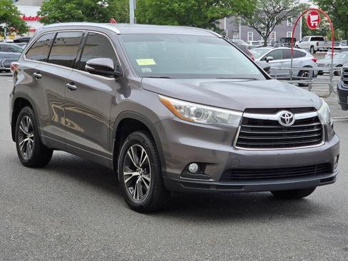 Used 2016 Toyota Highlander XLE AWD/4WD image 3