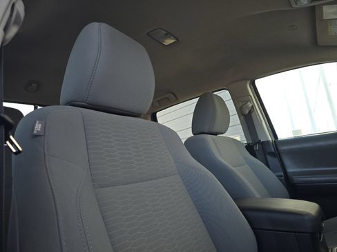 Used 2019 Toyota Tacoma SR5 AWD/4WD image 15