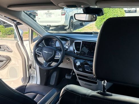 Used 2023 Chrysler Pacifica Touring-L FWD image 26