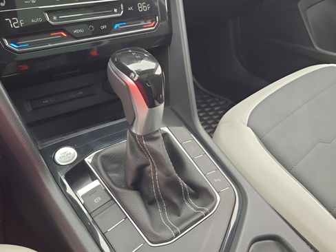 Certified 2025 Volkswagen Taos SE image 17