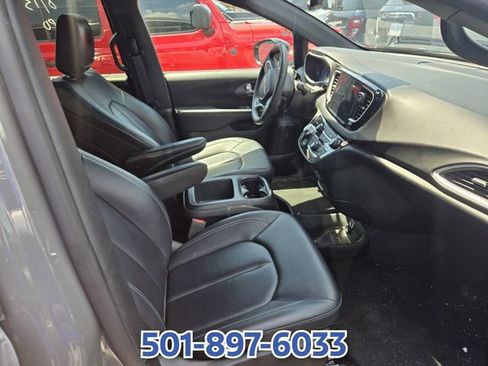 Used 2025 Chrysler Pacifica Select FWD image 10