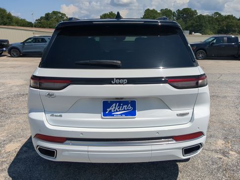Used 2025 Jeep Grand Cherokee Summit w/ Luxury Tech Group V AWD/4WD image 4