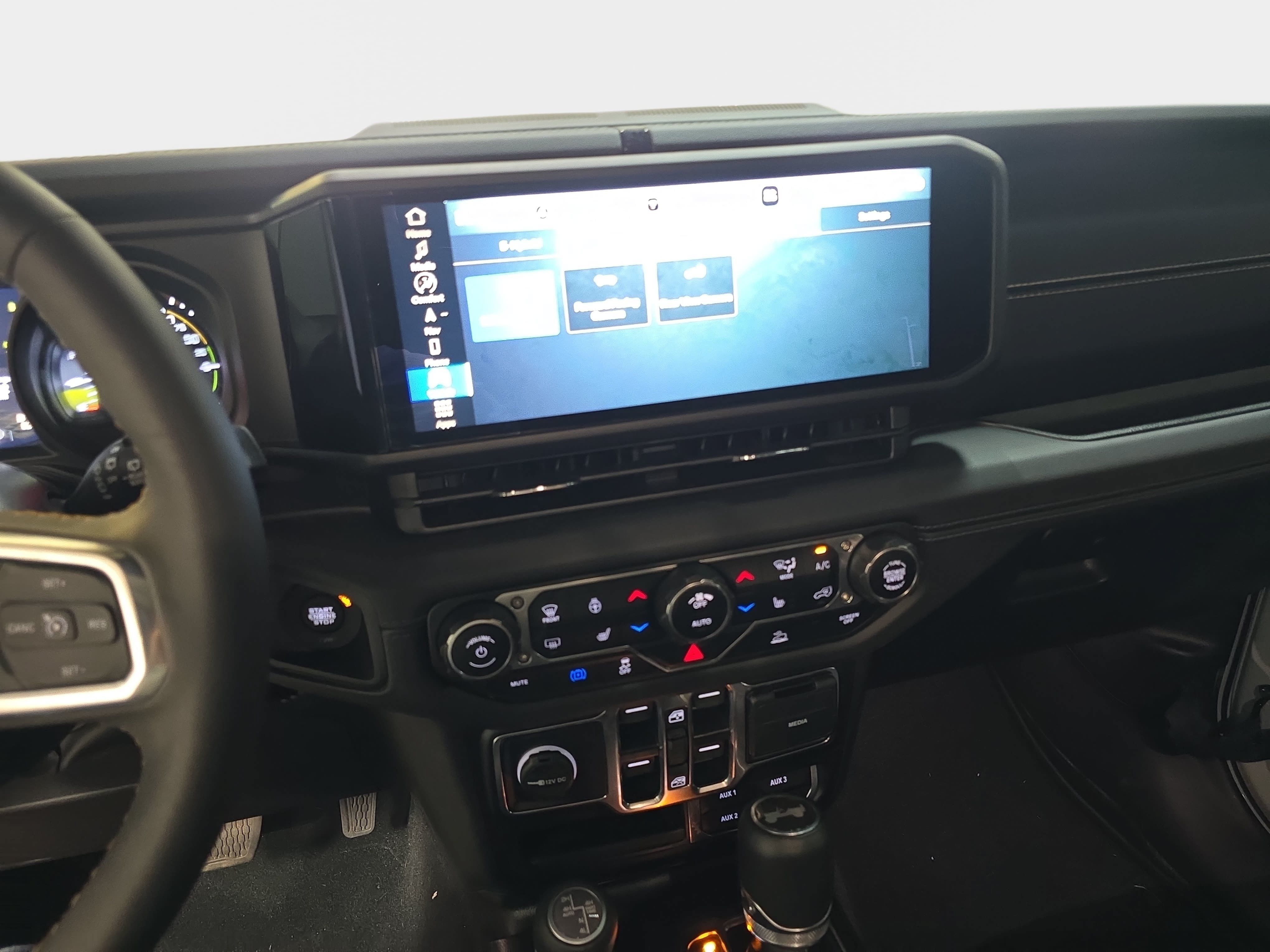 Used 2024 Jeep Wrangler Unlimited Sahara w/ Technology Group AWD/4WD image 17