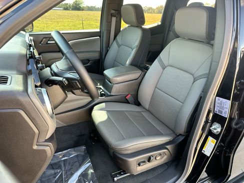 Used 2025 Chevrolet Colorado ZR2 image 11