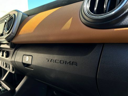 Used 2018 Toyota Tacoma SR5 AWD/4WD image 23