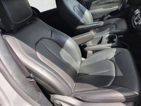 Used 2025 Chrysler Pacifica Select image 15