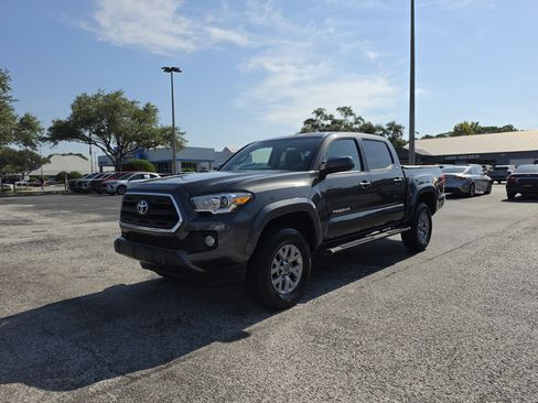 Used 2017 Toyota Tacoma SR5 w/ Tow Package RWD image 11