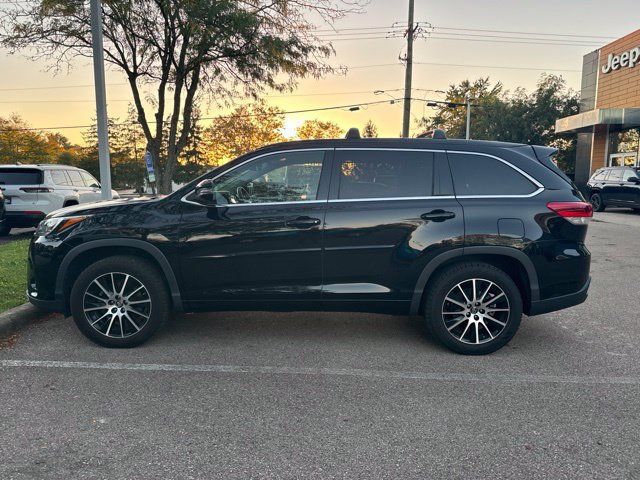 Used 2017 Toyota Highlander SE FWD image 2