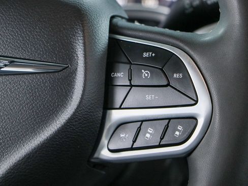 Used 2024 Chrysler Pacifica Touring-L FWD image 14